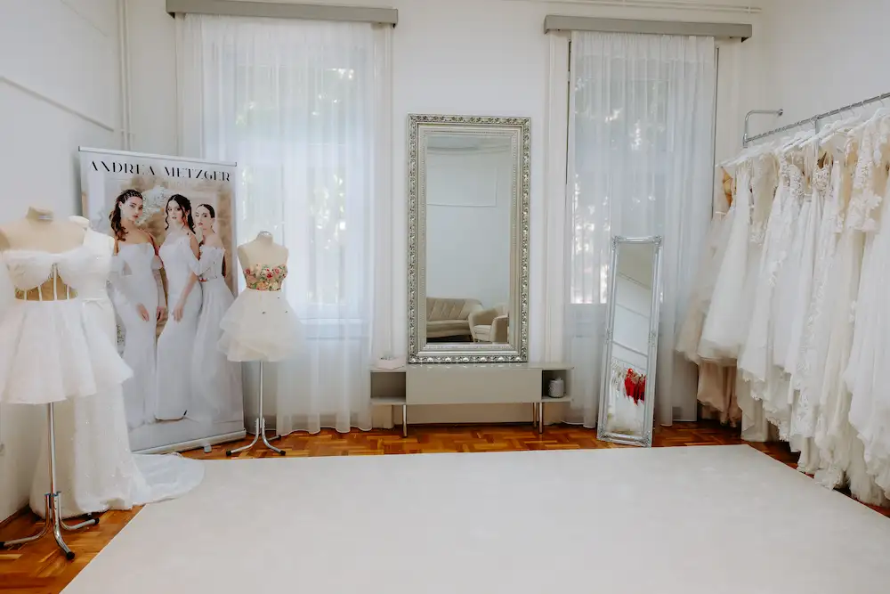 Esküvői ruha próba tükör előtt stylist segítségével Budapesten
