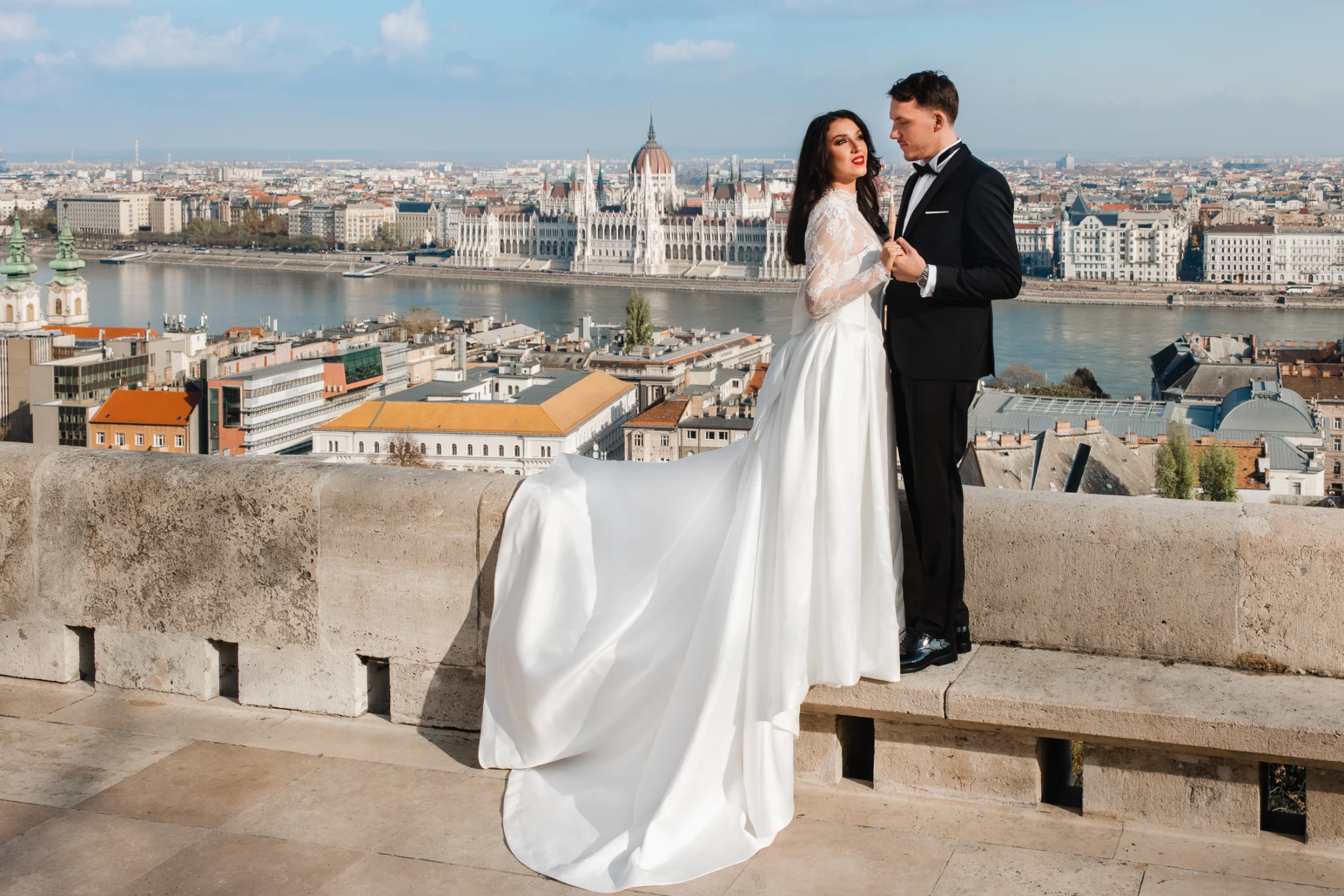 Elegáns menyasszonyi ruhák kiállítása egy budapesti esküvői ruhaszalonban, modern és klasszikus stílusok keveréke