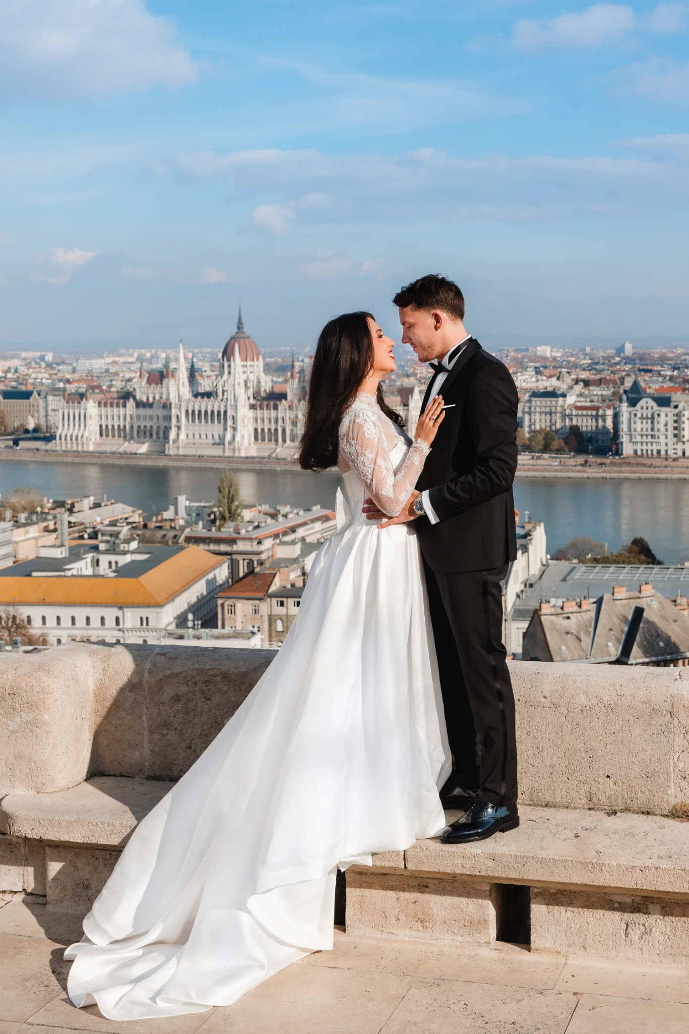 Elegáns menyasszonyi ruhák széles választéka egy budapesti esküvői ruhaszalonban, modern és klasszikus stílusban.