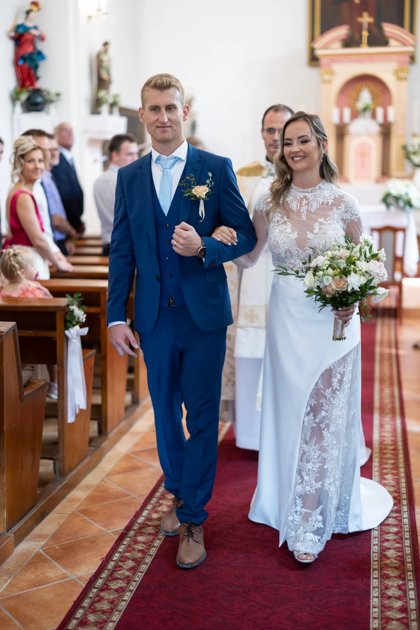 Egy modell esküvői ruhát próbál, amely tökéletesen kiemeli alakját egy stílusos szalonban