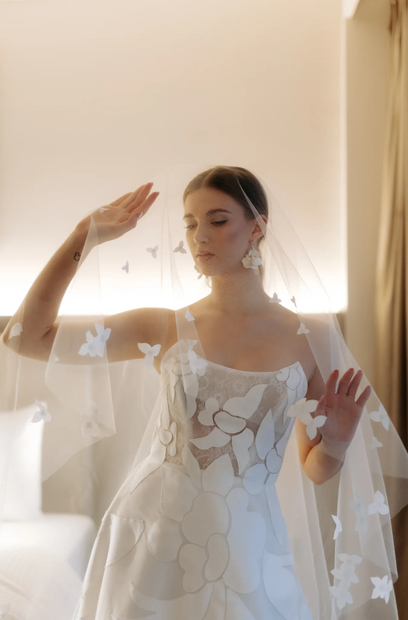 Luxus esküvői ruha részletei, finom couture technikával készült díszítésekkel és elegáns szabással