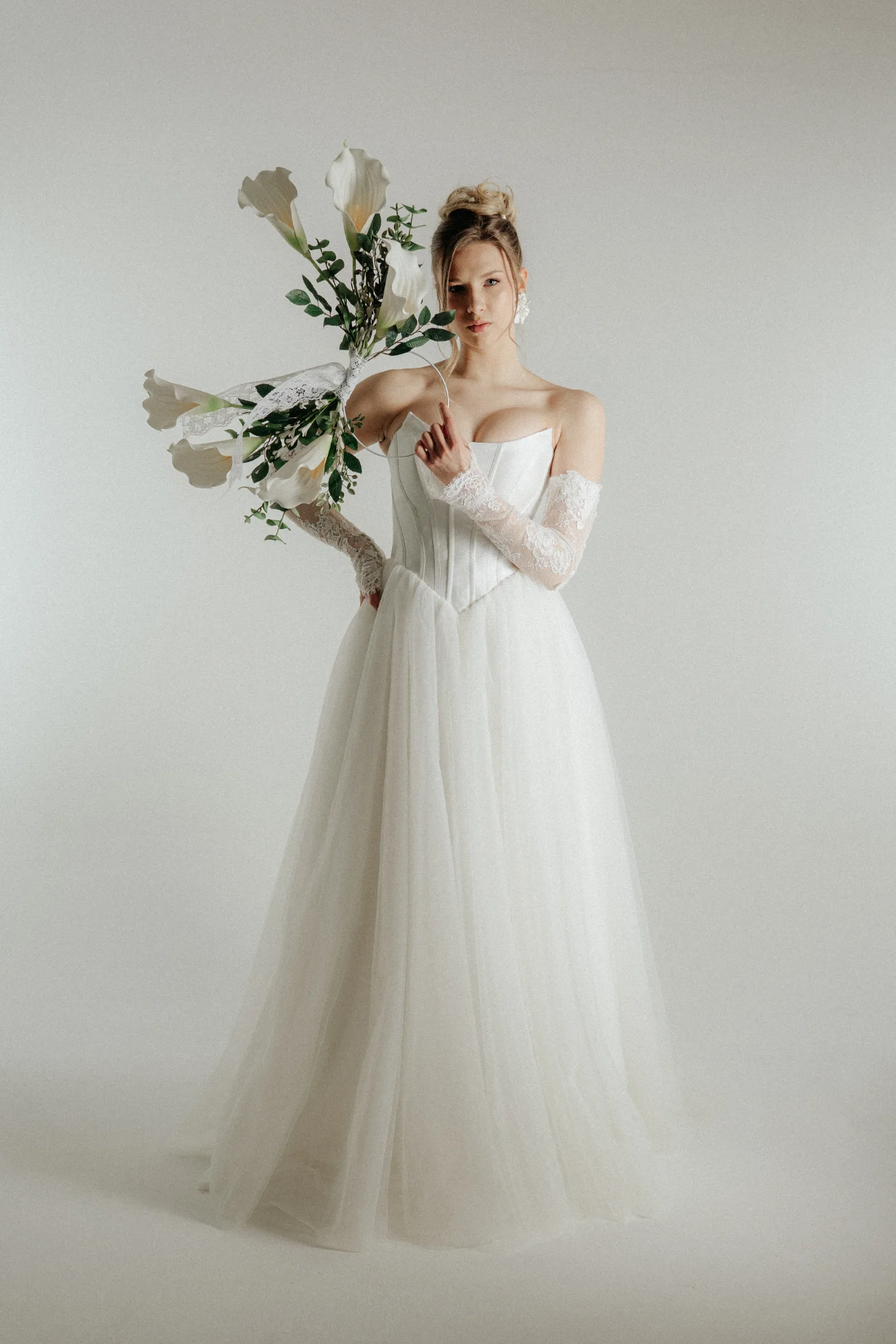 Elegáns couture esküvői ruha részletesen kidolgozott csipkével és finom szegélyekkel a menyasszonyon.