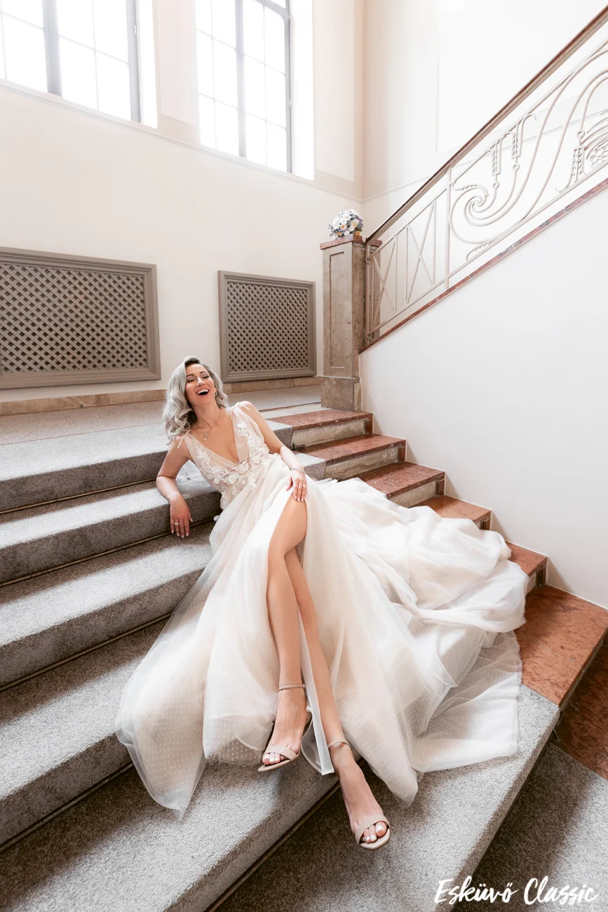 Elegáns esküvői ruhák kiárusítási akcióban, különböző stílusok és méretek széles választékával.