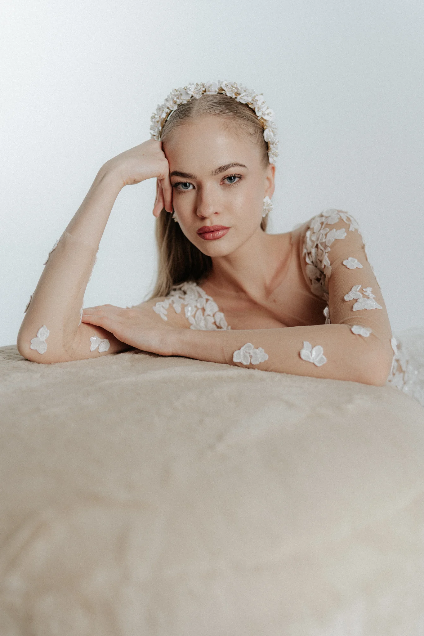 Elegáns esküvői ruhák kiállításán, kedvező árú modellek és akciós ajánlatok láthatók.