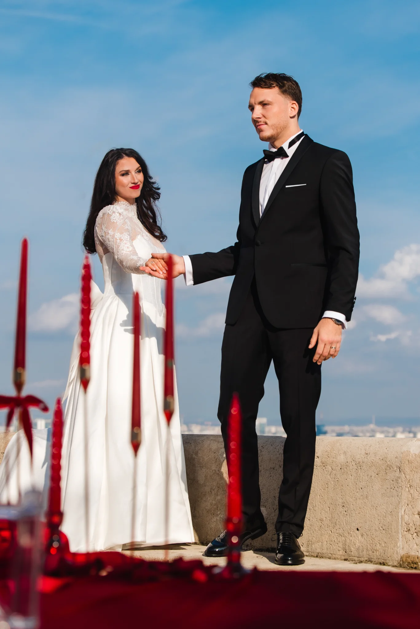 Egy menyasszony próbál egy elegáns korai esküvői ruhát a próbafülkében, mosolyogva az előnyeire gondolva.